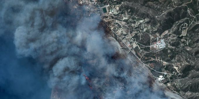 Vorher-Nachher-Bilder zeigen Waldbrand-Verwüstung auf Rhodos