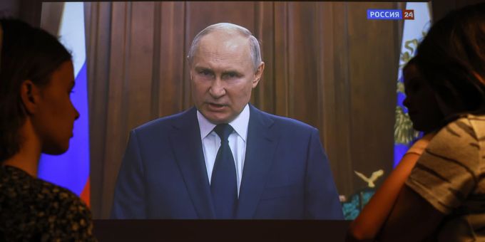 Eine Familie verfolgt die Videoansprache des russischen Präsidenten Wladimir Putin an die Nation in Moskau, Russland, am 26. Juni 2023. Wladimir Putin Rede Prigoschin
