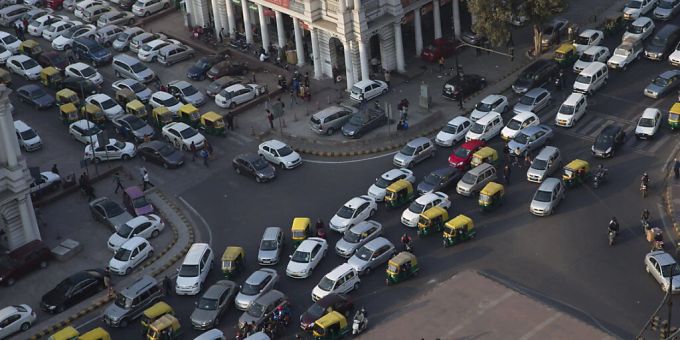 Indien liegt an vierter Stelle bei den Treibhausgas-Emissionen - im Bild der Strassenverkehr in Neu Delhi. (Archivbild) Indien