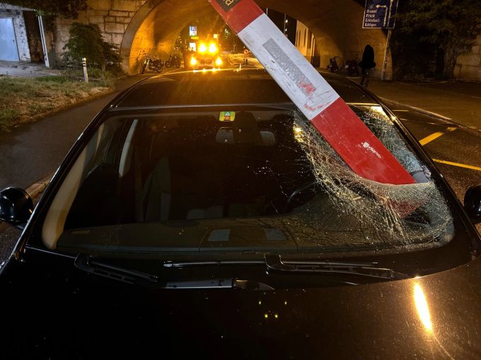 Die Abschrankung durchschlug die Frontscheibe. Frontscheibe