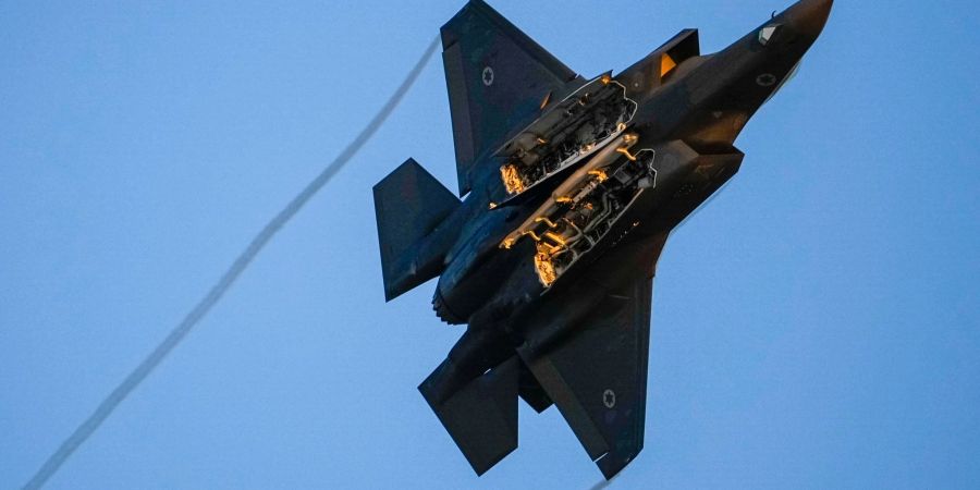 Ein F-35-Kampfflugzeug der israelischen Luftwaffe. Israelischen Medienberichten zufolge wurde mit Luftangriffen auf die palästinensische Stadt Dschenin eine grossangelegte Offensive eingeläutet.