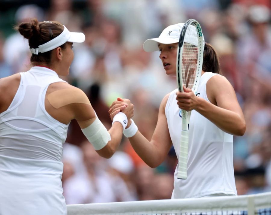 Belinda Bencic und Iga Swiatek geben sich nach dem Achtelfinal in Wimbledon die Hand.