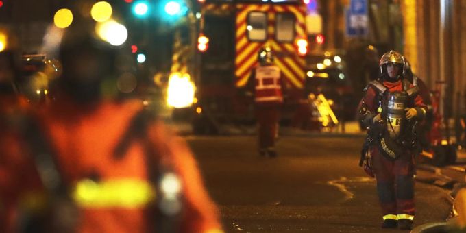 Französische Feuerwehrmänner im Einsatz Feuerwehrmänner und Fahrzeuge