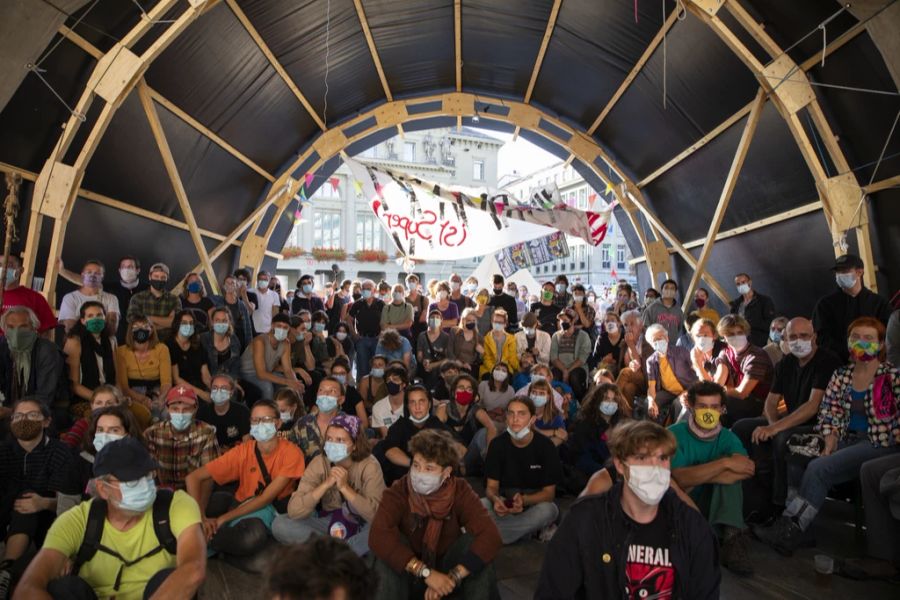 Klimaaktivisten sitzen während der Herbstsession 2020 auf dem Bundesplatz. (Archivbild)