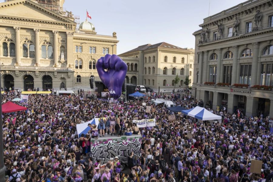 Auch der feministische Streik 2023 fand während der Session statt. Am 14. Juni demonstrierten über tausend Personen auf dem Bundesplatz. (Archivbild)