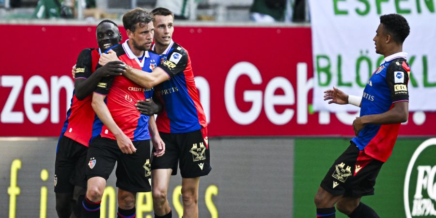 Basels Fabian Frei wird nach seinem Treffer zum 1:1 gegen St. Gallen bejubelt.