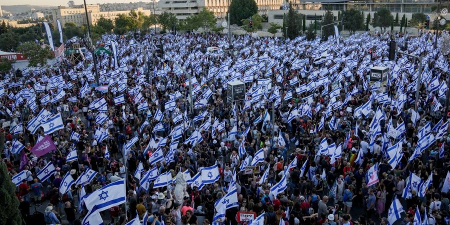 Eine grosse Menschenmenge protestiert vor dem Parlament in Jerusalem gegen den Plan der Regierung von Netanjahu zur Überarbeitung der Justiz.