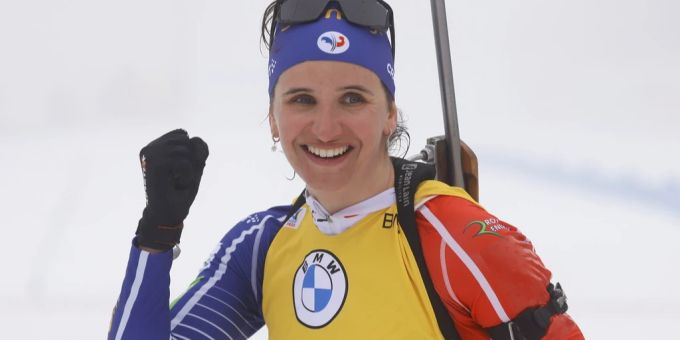 Julia Simon, den im Biathlon den Gesamtweltcup der Damen gewonnen hat, steht unter Betrugsverdacht. Biathlon Julia Simon