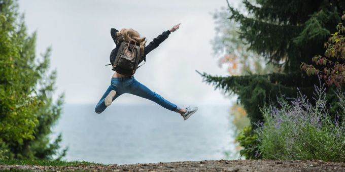 Ist es das Meer oder die Musik auf den Ohren? Oder just because? Glücklichsein braucht manchmal gar keinen Extra-Anlass. Glücklichsein Anlass Musik Ohren