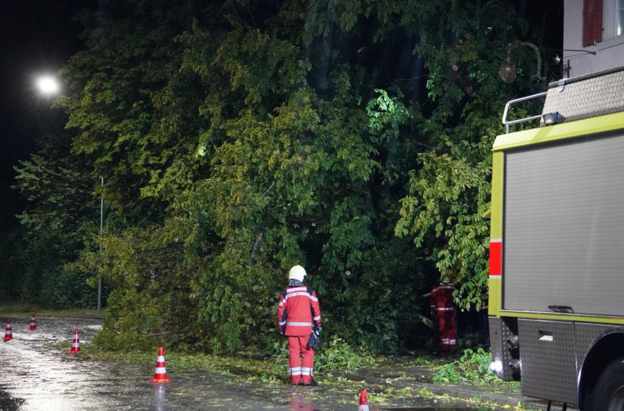 Die Behörden waren wegen der Gewitter am Dienstagabend gefordert. Hier abgebildet: Ein Feuerwehrmann in Hombrechtikon ZH.