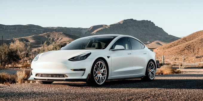 Das US-amerikanische Unternehmen Tesla wurde im Jahr 2003 gegründet. tesla