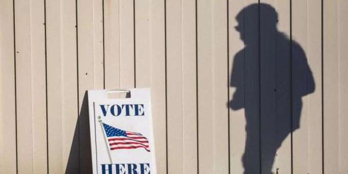 Das FBI warnt vor Fake-Videos. (Symbolbild) Bei der US-Präsidentschaftswahl kommt es zu einer ungewöhnlich hohen Wahlbeteiligung. Foto: Kaytie Boomer/The Bay City Times/AP/dpa