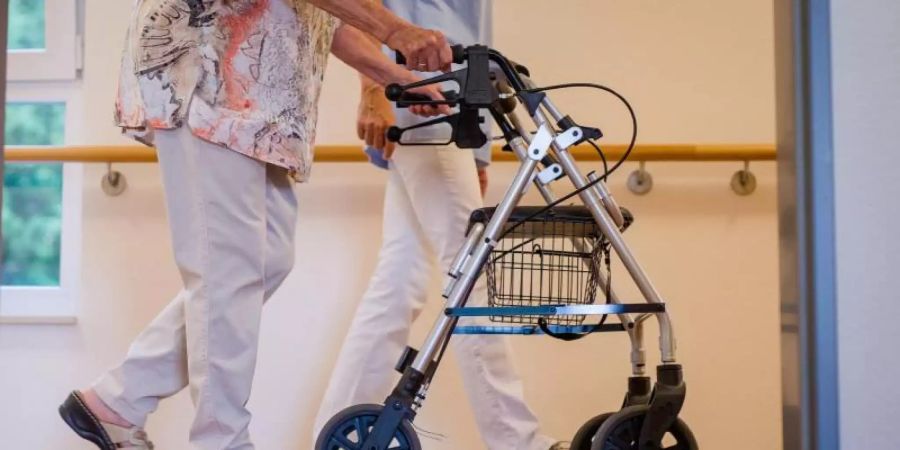 In der Corona-Krise mangelt es Pflegeheimbewohnern häufig an Bewegungsangeboten. Wenn externe Dienstleister nicht mehr ins Haus kommen dürfen, sind geeignete Alternativen erforderlich. Foto: Christoph Schmidt/dpa