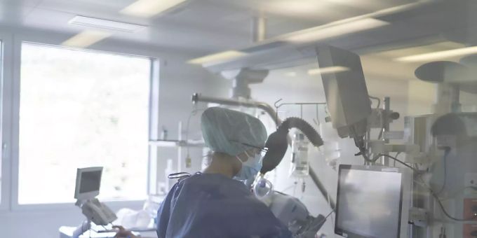 Spitaleinweisungen und Todesfälle: Pflegepersonal auf der Intensivstation des Spitals in Schwyz. (Archivbild) Spitaleinweisungen und Todesfälle: Pflegepersonal auf der Intensivstation des Spitals in Schwyz. (Archivbild)