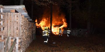 Holzbeige in Brand geraten
