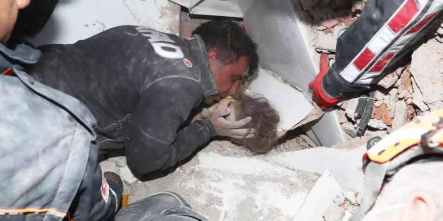 Das Mädchen Ayda Gezgin wurde unter Jubel und Applaus von Rettungskräften geborgen. Foto: Uncredited/AFAD/AP/dpa