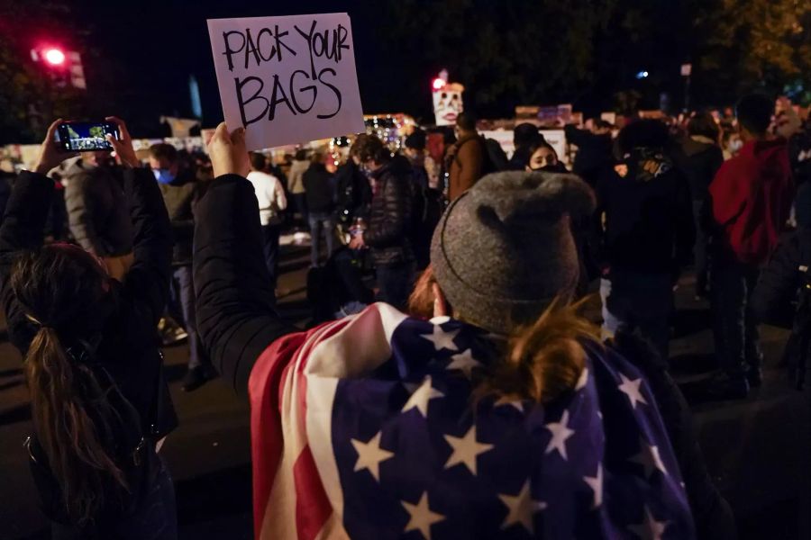 Eine Demonstrantin hält vor dem Weissen Haus ein Schild mit der Aufschrift «Pack deine Taschen» in die Höhe. Eine Aufforderung an den US-Präsidenten Donald Trump, welche sein Kontrahent Joe Biden mehrfach aussprach.