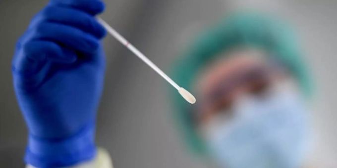 PCR-Tests sind sehr genau, können aber in sehr seltenen Fällen auch falsche Ergebnisse liefern. Wenn die Tests korrekt durchgeführt und deren Ergebnisse fachkundig beurteilt werden, geht das RKI von einer sehr geringen Zahl falsch positiver Befunde aus. Foto: Britta Pedersen/dpa-Zentralbild/ZB PCR-Tests sind sehr genau, können aber in sehr seltenen Fällen auch falsche Ergebnisse liefern. Wenn die Tests korrekt durchgeführt und deren Ergebnisse fachkundig beurteilt werden, geht das RKI von einer sehr geringen Zahl falsch positiver Befunde aus. Foto: Britta Pedersen/dpa-Zentralbild/ZB