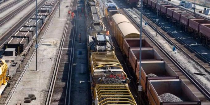 Auh der Güterverkehr soll vermehrt auf die Schiene verlagert werden. (Symbolbild) Anschlussgleisen