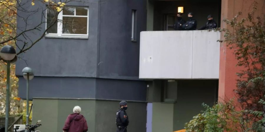 Polizisten an einem durchsuchten Objekt in Berlin