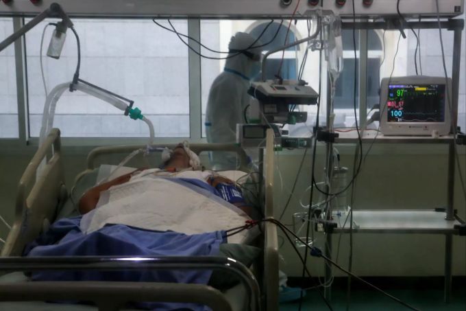 Ein medizinischer Mitarbeiter in Schutzkleidung geht auf der Intensivstation des Krankenhauses der Rafik-Hariri-Universität an einem Corona-Patienten vorbei. Mehr als drei Monate nach der verheerenden Explosion im Hafen von Beirut droht den Krankenhäusern des Libanon wegen steigender Corona-Fallzahlen ein Kollaps. Das Rafik-Hariri-Universitätskrankenhaus habe inzwischen seine maximale Aufnahmegrenze erreicht. Foto: Marwan Naamani/dpa +++ dpa-Bildfunk +++ Coronavirus - Libanon