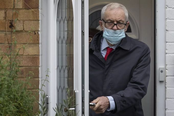 Der ehemalige Parteichef der Labour Party Jeremy Corbyn darf der Partei wieder beitreten. Jeremy Corbyn