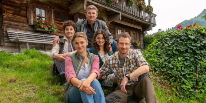 Das «Der Bergdoktor»-Team beim Drehstart im vergangenen Jahr. der bergdoktor staffel 16