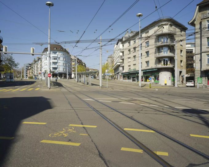 Ein Bild für die Nachwelt: Der verkehrsleere Schaffhauserplatz in Zürich, wo fünf Strassen, vier Tram- und eine Buslinie aufeinandertreffen, fotografiert am Dienstag, 7. Schaffhauserplatz lockdown coronavirus