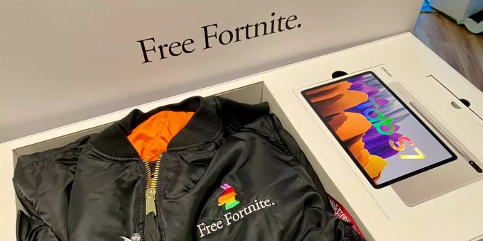 Epic Games verteilte Geschenkpakete mit Merch von Fortnite und Samsung Tablets. Fortnite Apple Samsung