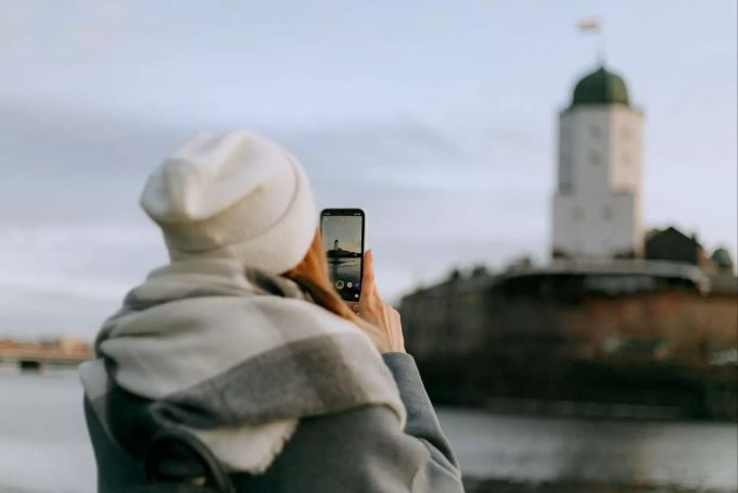 Entstehen deine Bilder mit dem Smartphone? Frau und Turm
