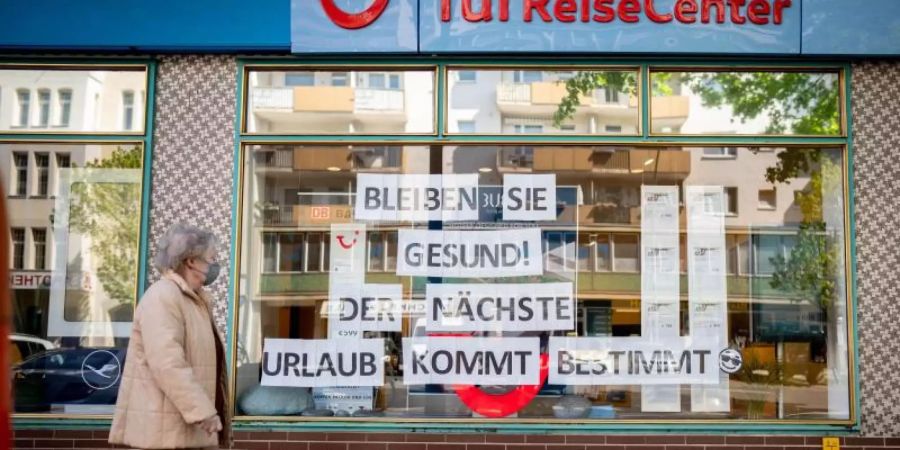 Eine aufmunternde Botschaft hängt im Fenster eines Reisebüros in Berlin. Foto: Kay Nietfeld/dpa