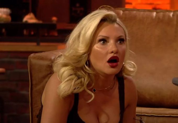 Evelyn Burdecki kann es nicht glauben, als Knossi sich das Insekt in den Mund schiebt. Evelyn Burdecki