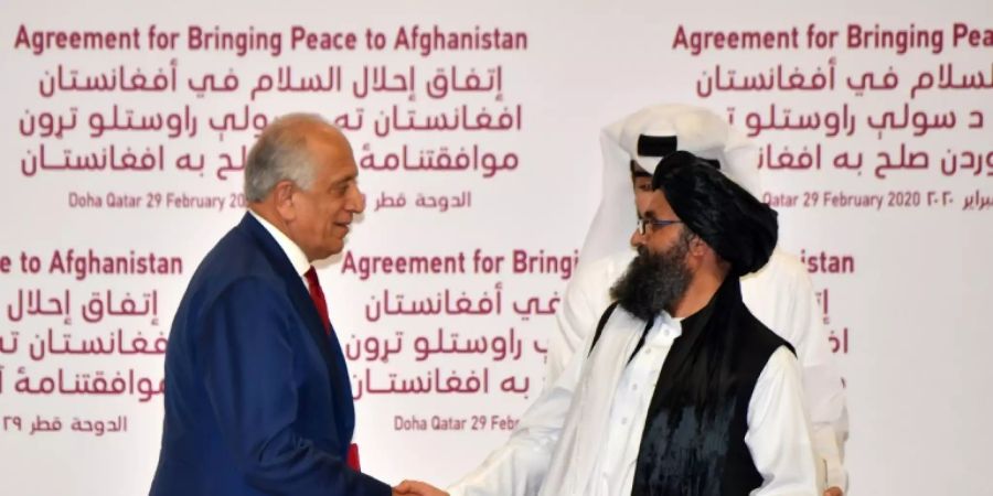 Vertreter der USA und der Taliban bei der Vertragsunterzeichnung 2020