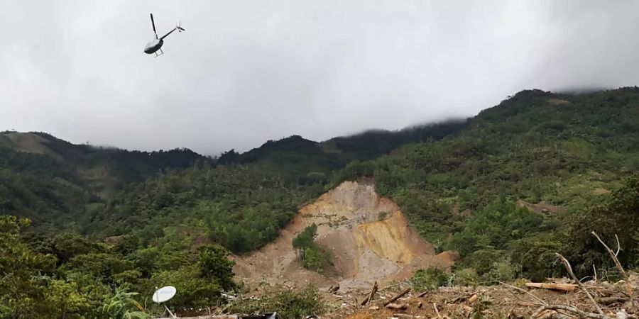 Ein Hubschrauber über dem durch einen Erdrutsch zerstörten Dorf Queja in Guatemala. Foto: Esteban Biba/EFE POOL/AP/dpa