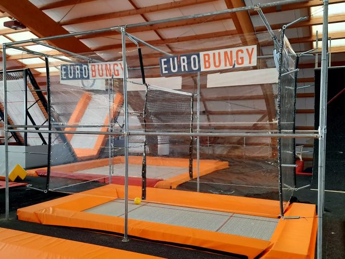 Die Jumpfactory Wohlen bietet auch ein sogenanntes Cage Ball Trampoline. Jumpfactory Wohlen