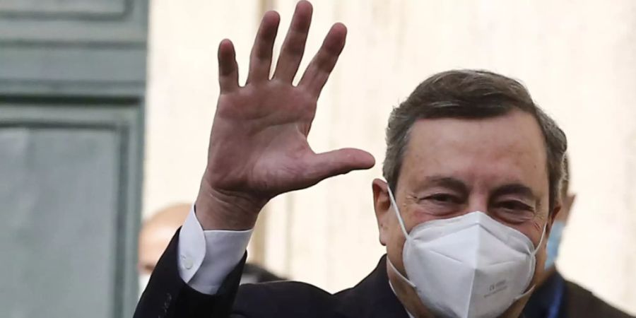 Mario Draghi, früherer Präsident der Europäischen Zentralbank (EZB), winkt beim Verlassen des Palazzo Montecitorio. Nach dem Bruch der italienischen Regierungskoalition hat Staatspräsident Mattarella dem früheren Chef der EZB das Mandat zur Bildung eines Expertenkabinetts erteilt. Draghi muss nun versuchen, in kürzester Zeit ein Kabinett zu bilden, das das Vertrauen im Parlament erreichen kann. Foto: Cecilia Fabiano/LaPresse via ZUMA Press/dpa