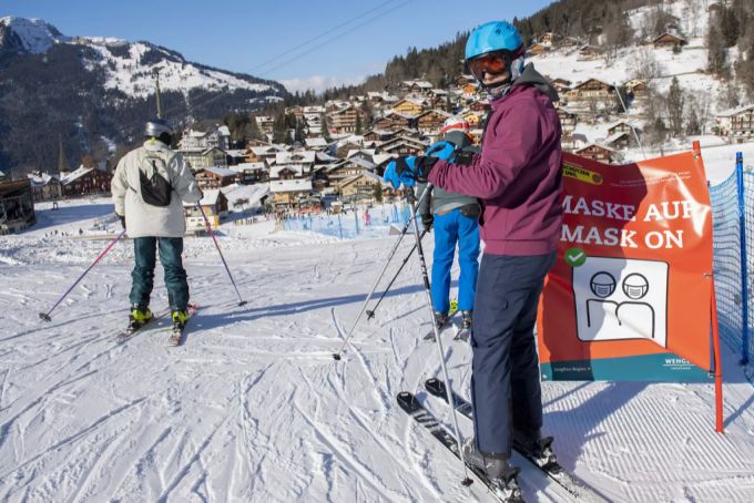 Skifahrer mit Schutzmaske im Dorf Wengen BE. Coronavirus