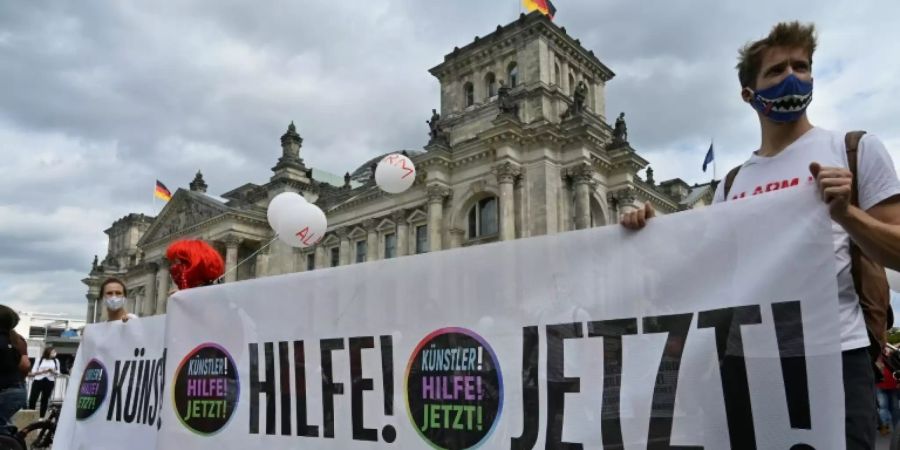 Mitglieder der Künstlerszene demonstrieren am Reichstag