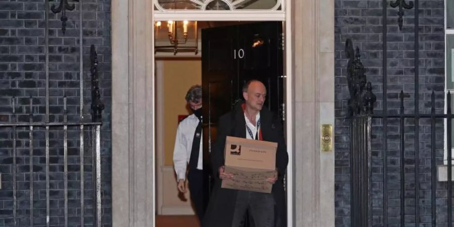 Johnsons Berater Dominic Cummings kommt mit einer Kiste aus der 10 Downing Street. Nach Informationen der BBC soll Cummings noch vor Weihnachten «die Regierung verlassen». Foto: Yui Mok/PA Wire/dpa