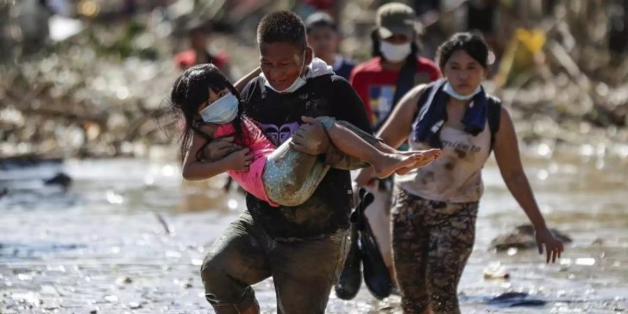 Der Taifun «Vamco» hat auf den Philippinen schwere Verwüstungen angerichtet. Foto: Aaron Favila/AP/dpa