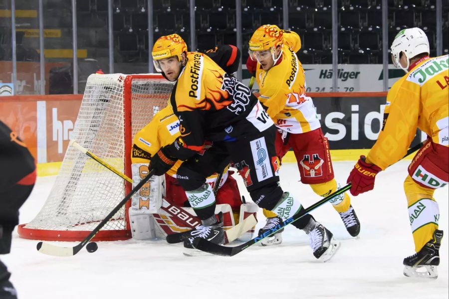 Dustin Jeffrey (l.), Topskorer des SCB, im Duell mit Langnaus Ben Maxwell (r.).