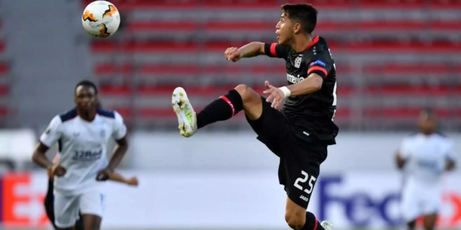 Leverkusens Exequiel Palacios hat sich schwer am Rücken verletzt. Foto: Martin Meissner/AP-Pool/dpa