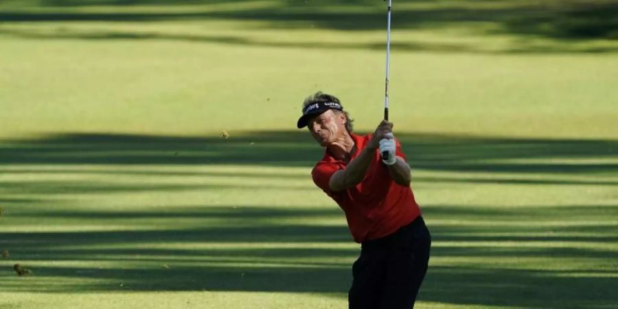 Schaffte als ältester Spieler der Masters-Geschichte den Cut: Golf-Senior Bernhard Langer. Foto: David J. Phillip/AP/dpa