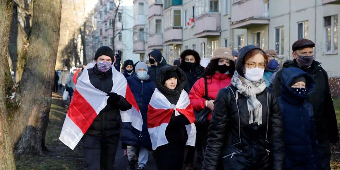 Demonstranten, von denen die meisten Mund-Nasen-Bedeckungen und Fahnen in den Farben der belarussischen Nationalflagge tragen, nehmen an einer Kundgebung der Opposition teil. (Archivbild) Proteste in Belarus