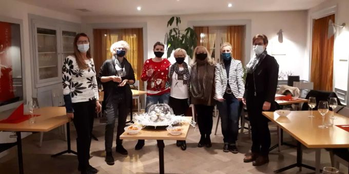 Die Lipsticks bewältigten einen Auftritt in Grenznähe, natürlich mit Abstand und Masken Steelband Lipsticks