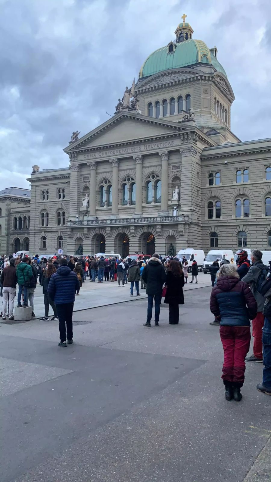 Über 100 Menschen versammelten sich am Samstag auf dem Bundesplatz in Bern.