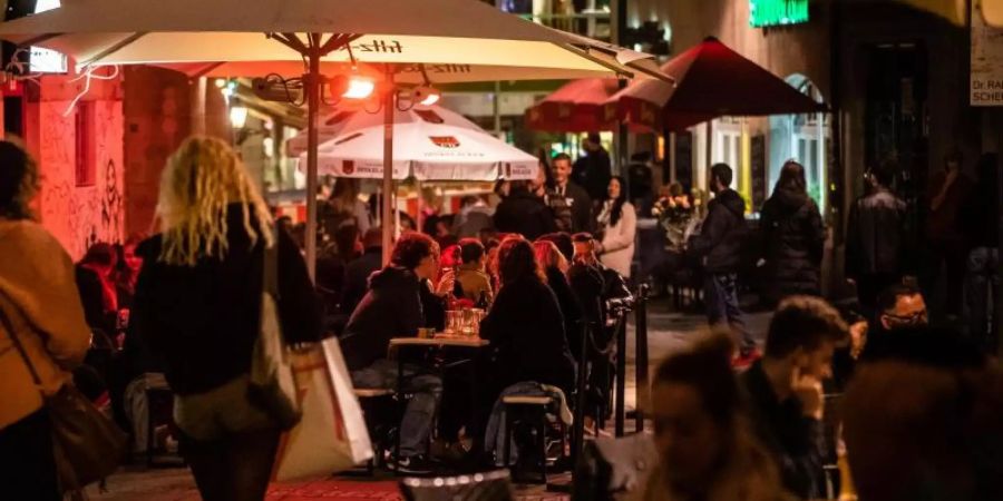 Laut einer US-Studie könnten volle Restaurants und Bars massgeblich zur Verbreitung des Coronvirus beitragen. Foto: Christoph Schmidt/dpa