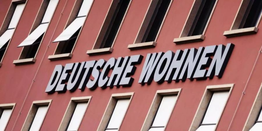 Fassade der Zentrale der börsennotierten Wohnungsgesellschaft Deutsche Wohnen SE in Berlin. Foto: Christoph Soeder/dpa