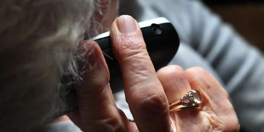 Die Sorgen von Senioren nehmen mit Corona zu. Die Hotline «Silbernetz» verzeichnet im Schnitt etwa 250 Anrufe am Tag. Foto: Karl-Josef Hildenbrand/dpa