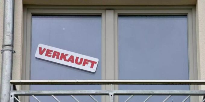 Auf einem Fenster klebt ein Zettel mit der Aufschrift «Verkauft». miete